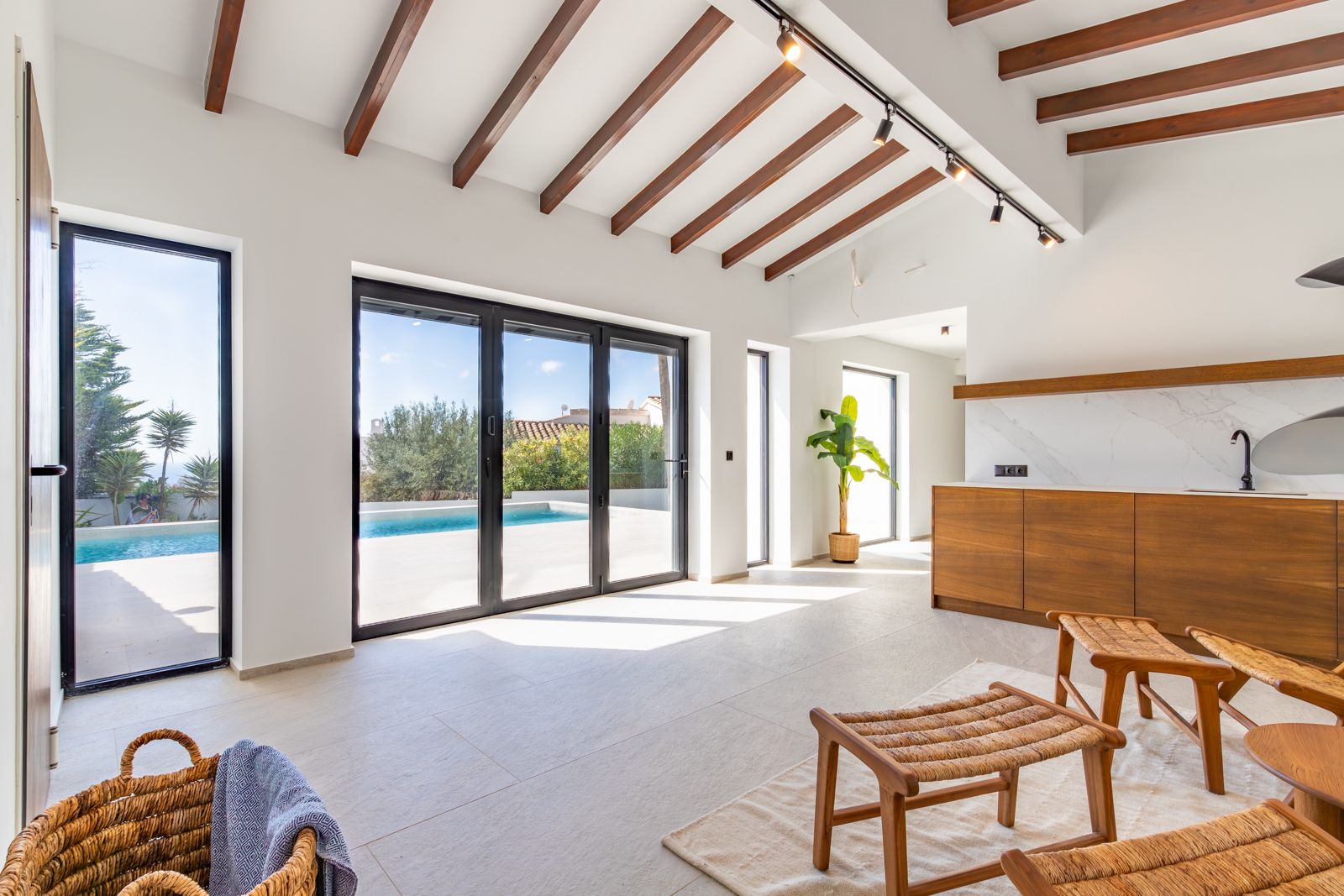 Schöne Designvilla mit atemberaubendem Panoramameerblick in der Gegend von Moraira.