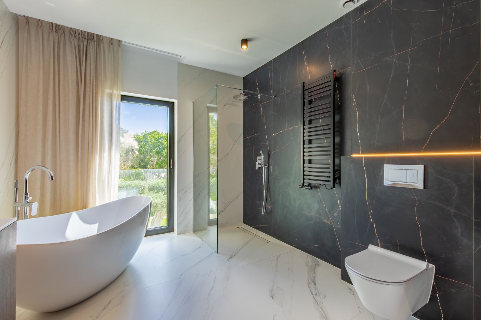Schöne Designvilla mit atemberaubendem Panoramameerblick in der Gegend von Moraira.