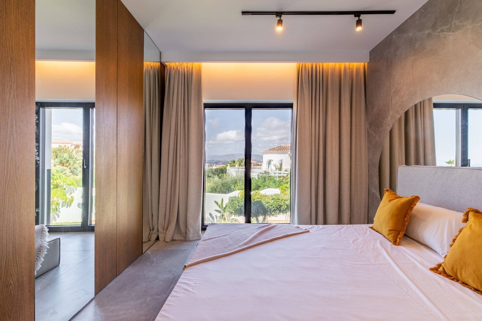 Schöne Designvilla mit atemberaubendem Panoramameerblick in der Gegend von Moraira.
