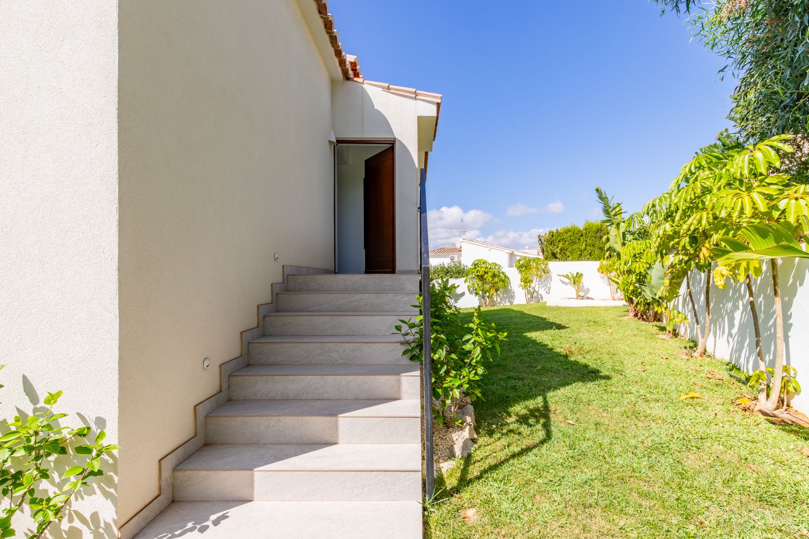 Schöne Designvilla mit atemberaubendem Panoramameerblick in der Gegend von Moraira.