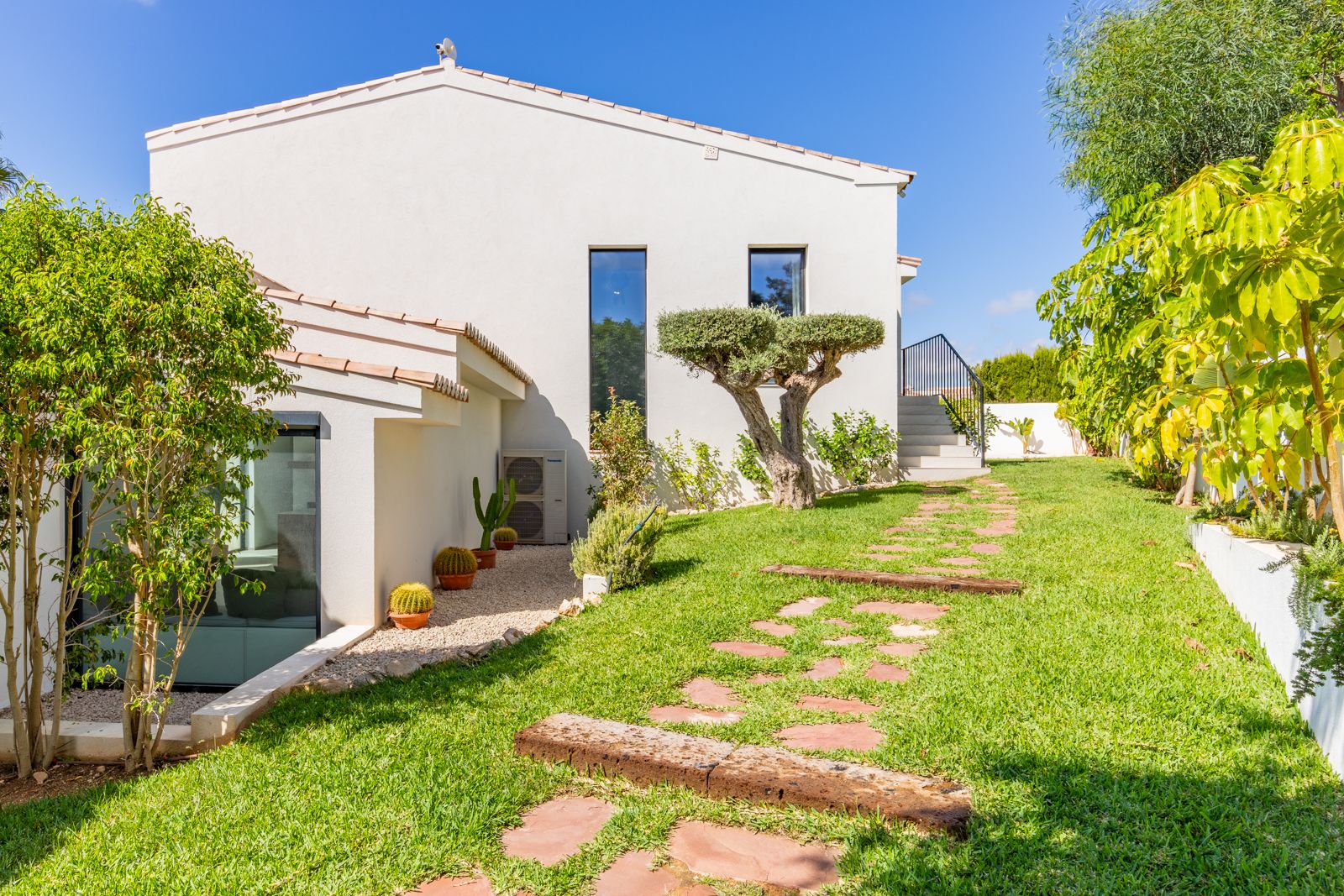 Schöne Designvilla mit atemberaubendem Panoramameerblick in der Gegend von Moraira.