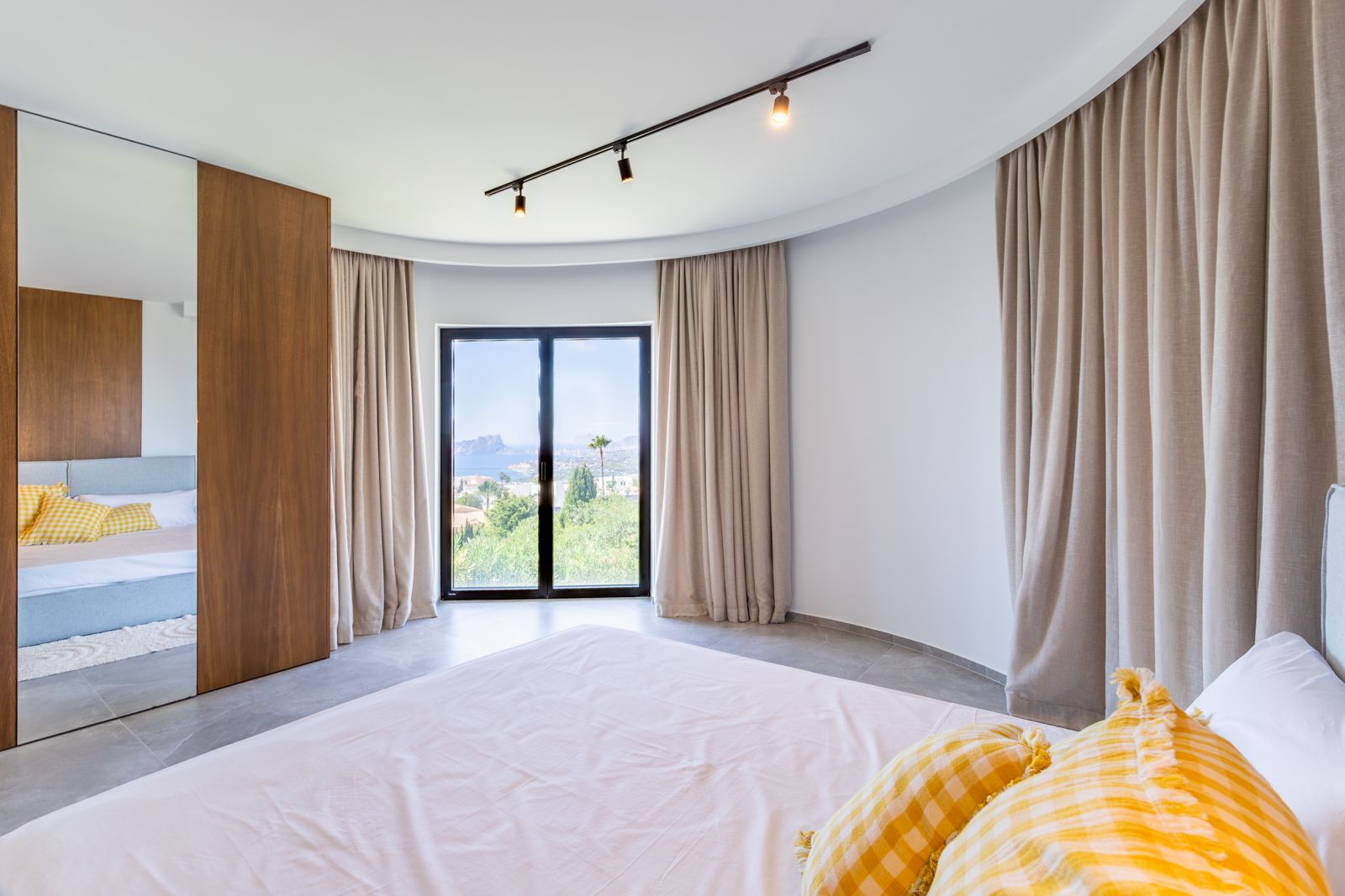 Schöne Designvilla mit atemberaubendem Panoramameerblick in der Gegend von Moraira.