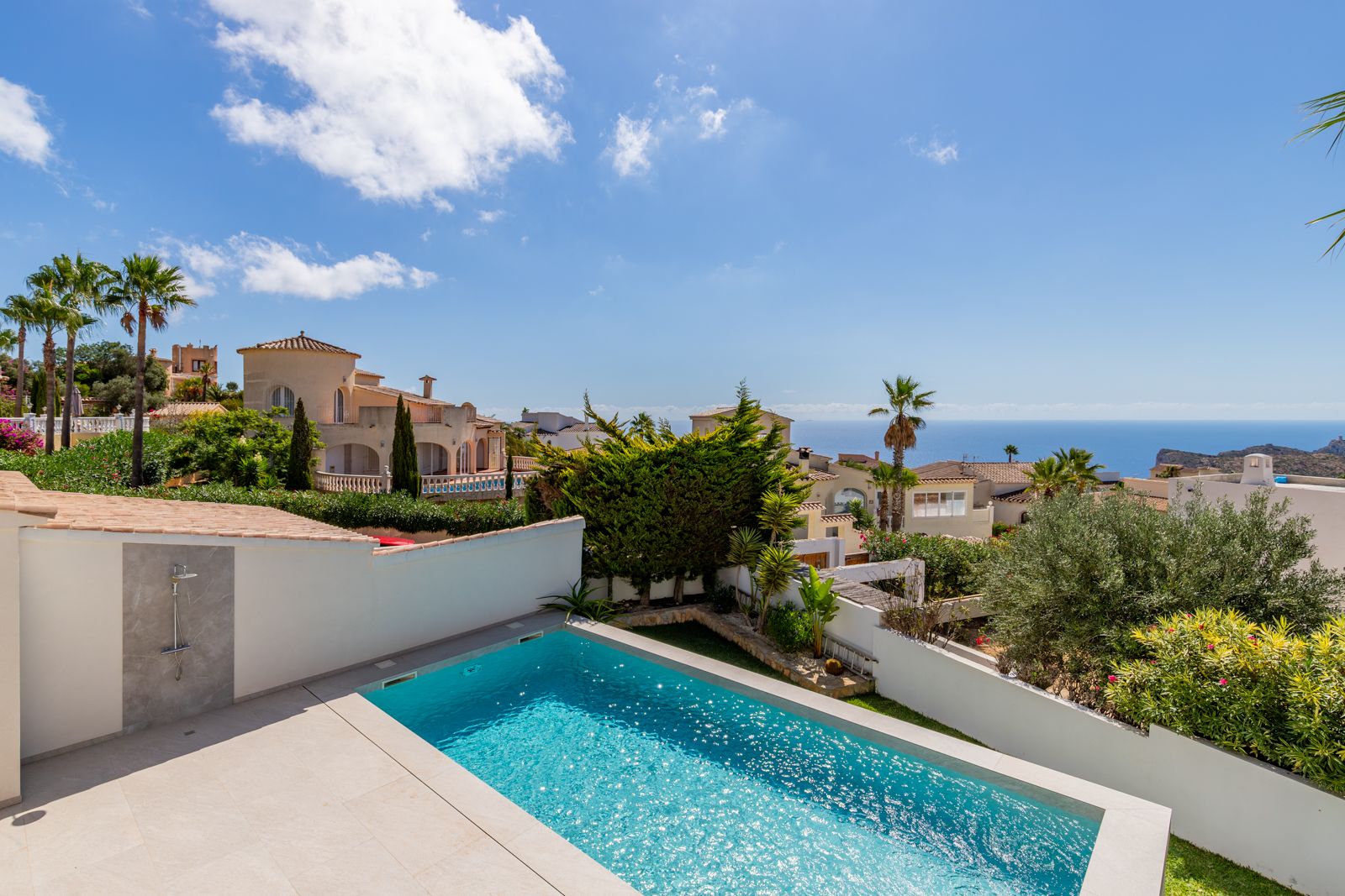 Schöne Designvilla mit atemberaubendem Panoramameerblick in der Gegend von Moraira.