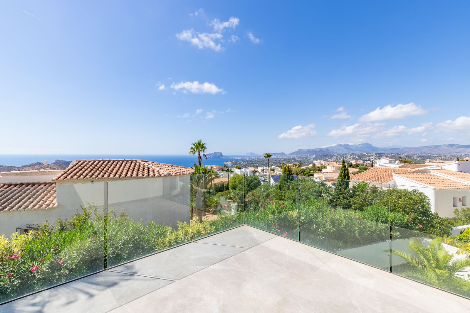 Schöne Designvilla mit atemberaubendem Panoramameerblick in der Gegend von Moraira.