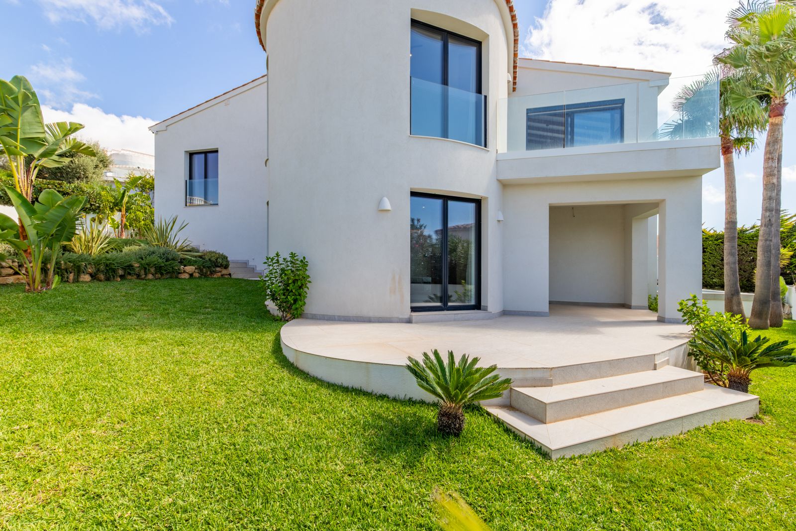Schöne Designvilla mit atemberaubendem Panoramameerblick in der Gegend von Moraira.