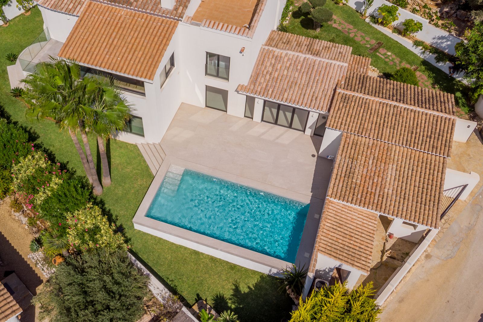 Schöne Designvilla mit atemberaubendem Panoramameerblick in der Gegend von Moraira.