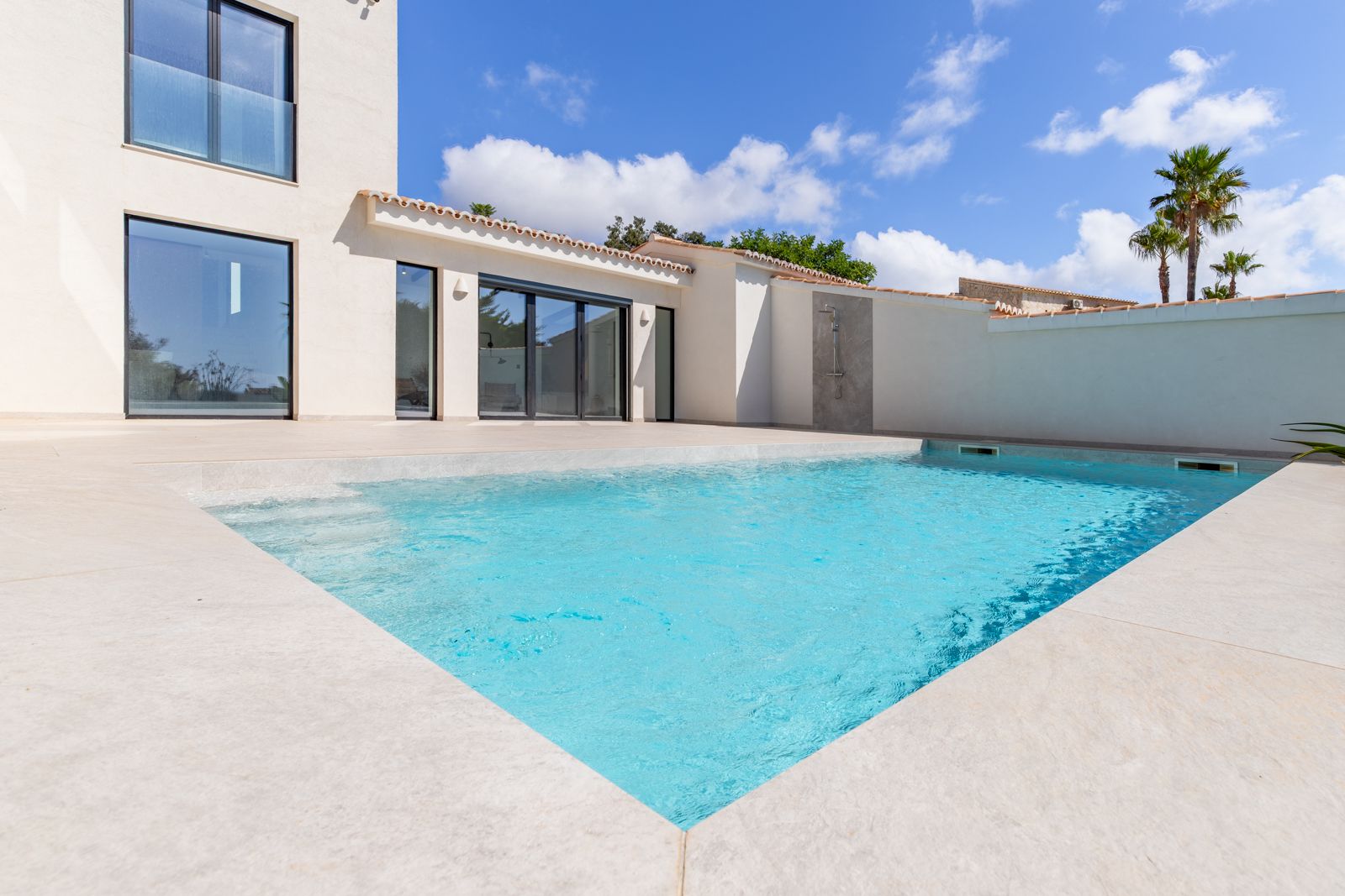 Schöne Designvilla mit atemberaubendem Panoramameerblick in der Gegend von Moraira.