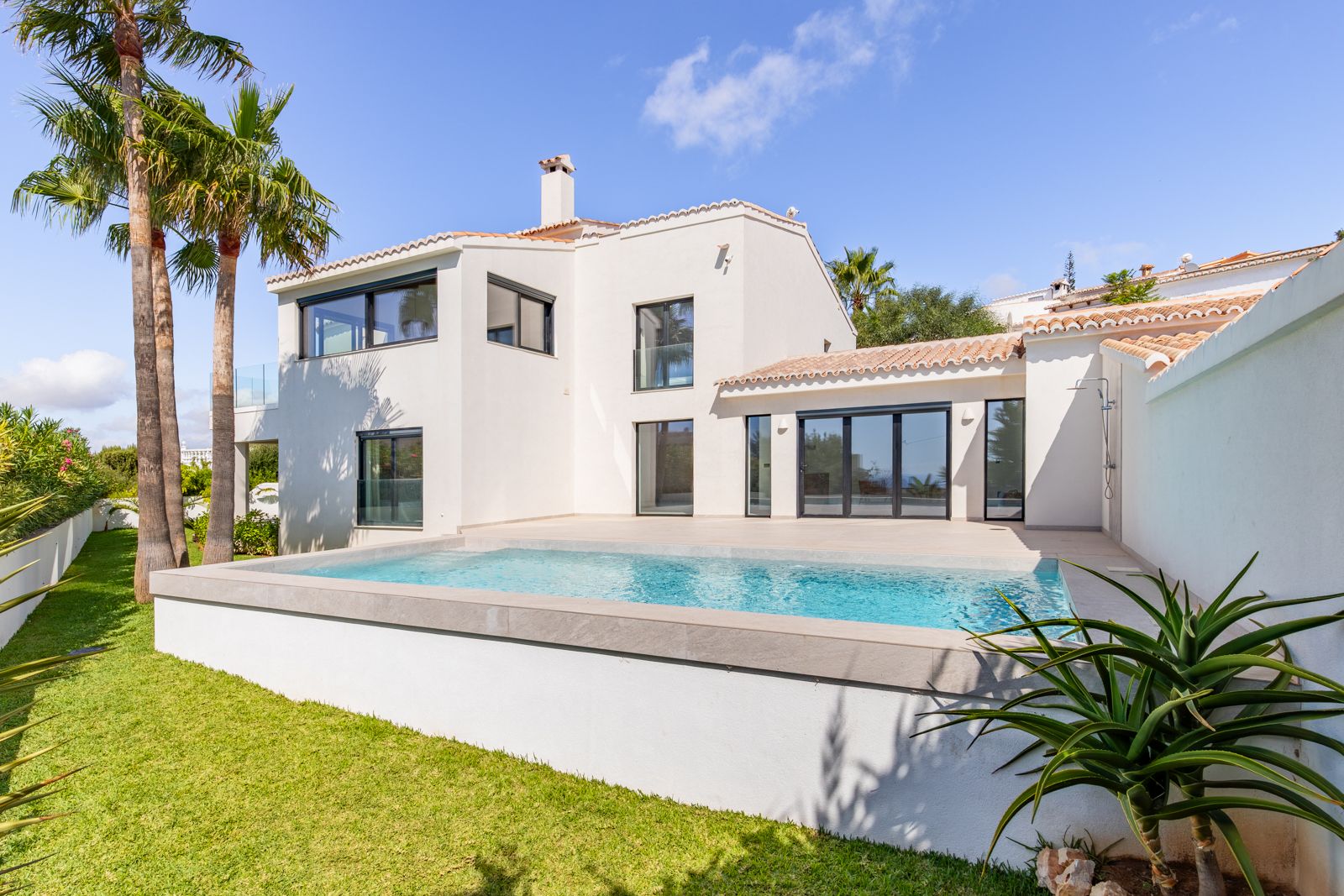 Schöne Designvilla mit atemberaubendem Panoramameerblick in der Gegend von Moraira.