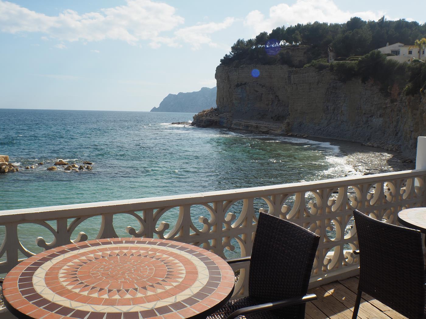 Beautiful villa for sale near the sea and golf in Moraira.