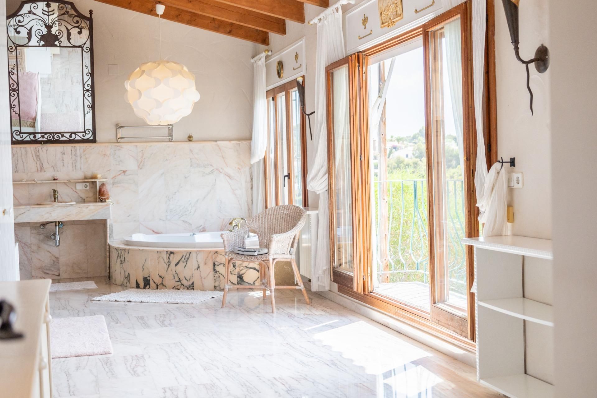 Beautiful villa for sale near the sea and golf in Moraira.