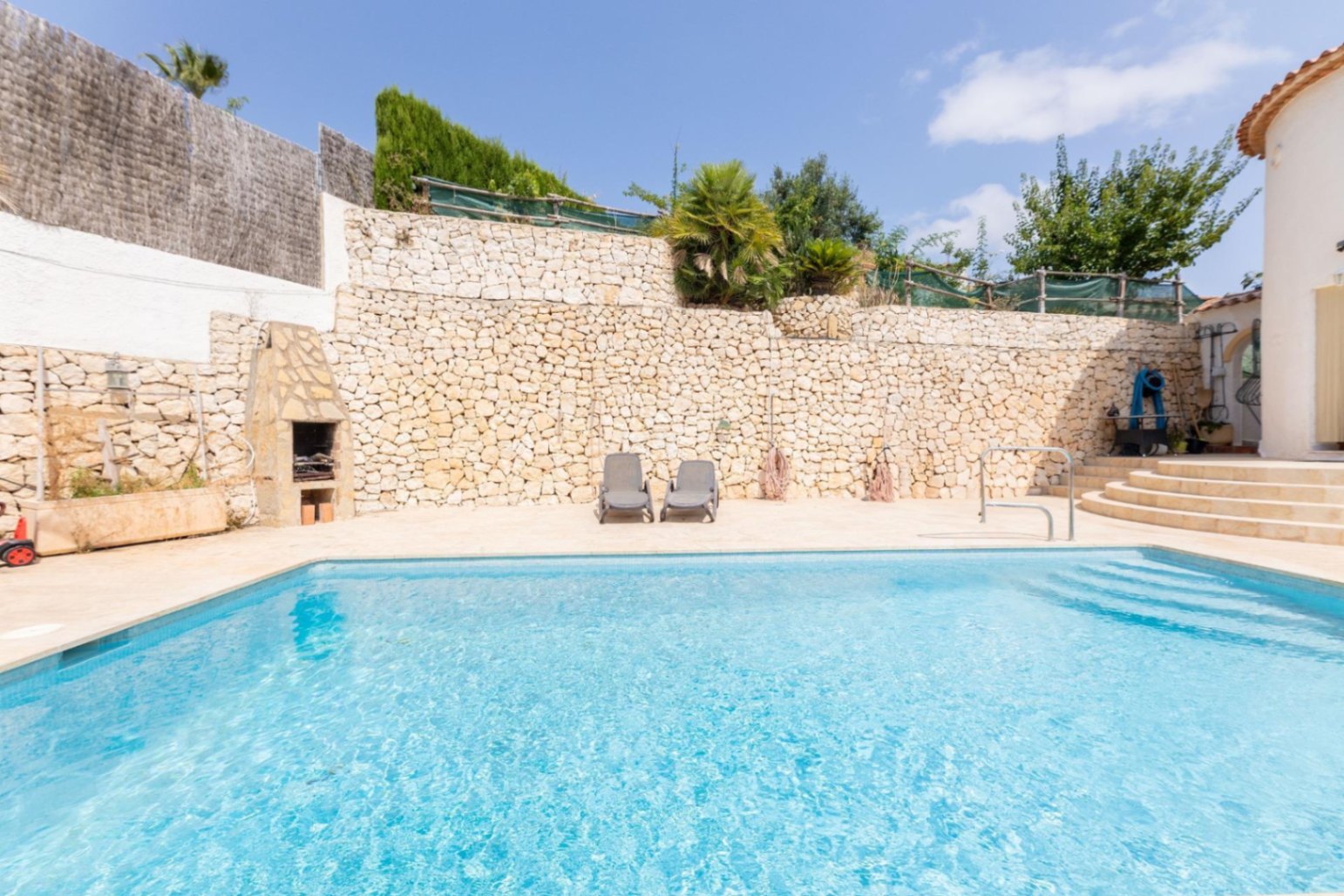 Beautiful villa for sale near the sea and golf in Moraira.