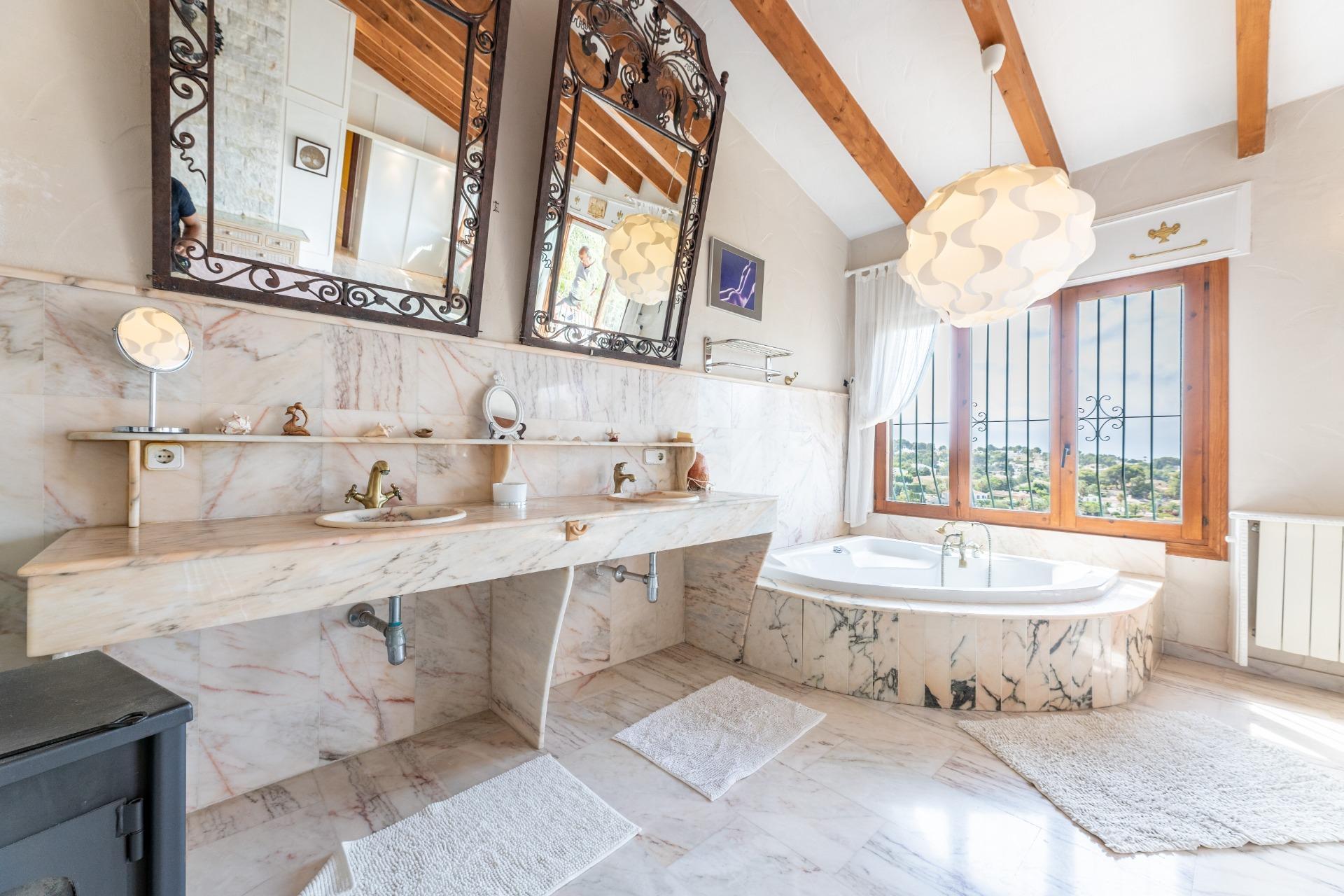 Beautiful villa for sale near the sea and golf in Moraira.