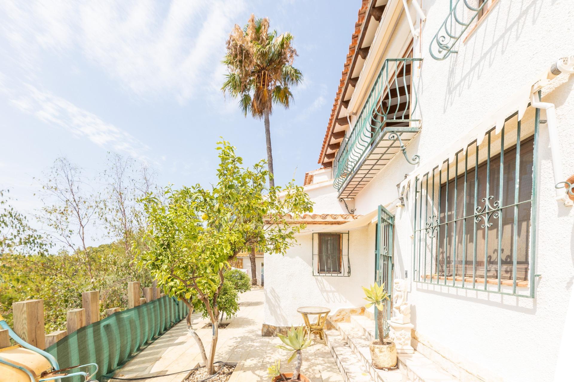 Beautiful villa for sale near the sea and golf in Moraira.