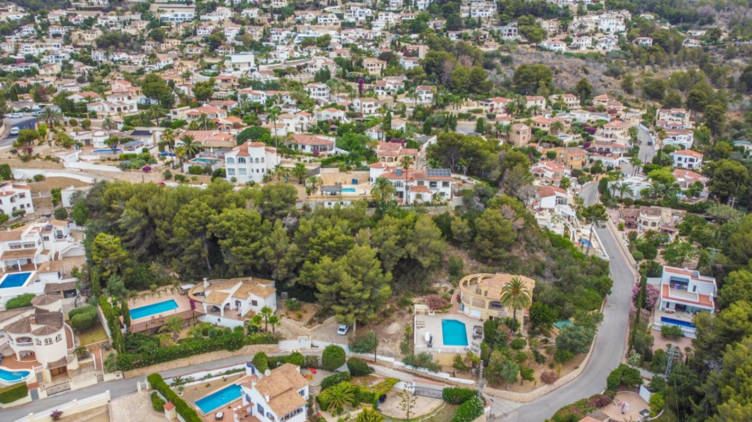 Beautiful villa for sale near the sea and golf in Moraira.