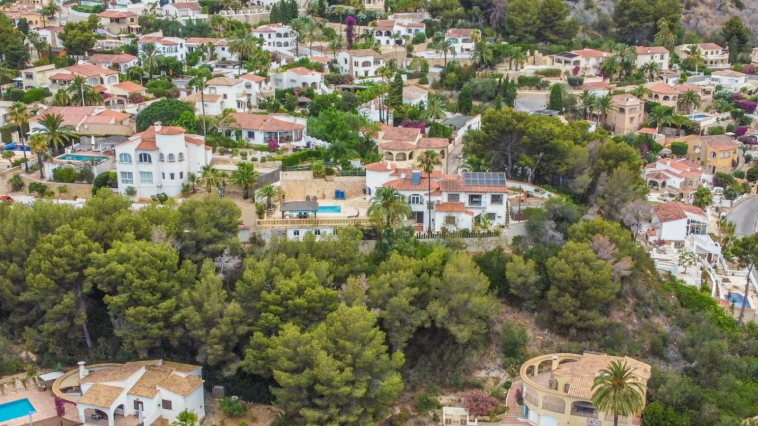 Beautiful villa for sale near the sea and golf in Moraira.
