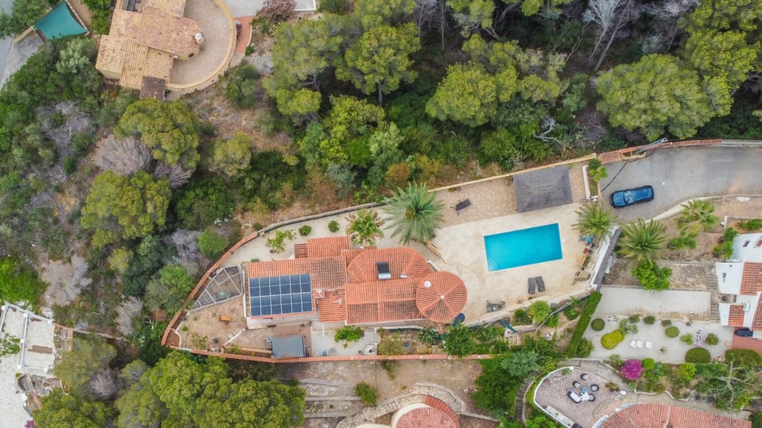 Beautiful villa for sale near the sea and golf in Moraira.