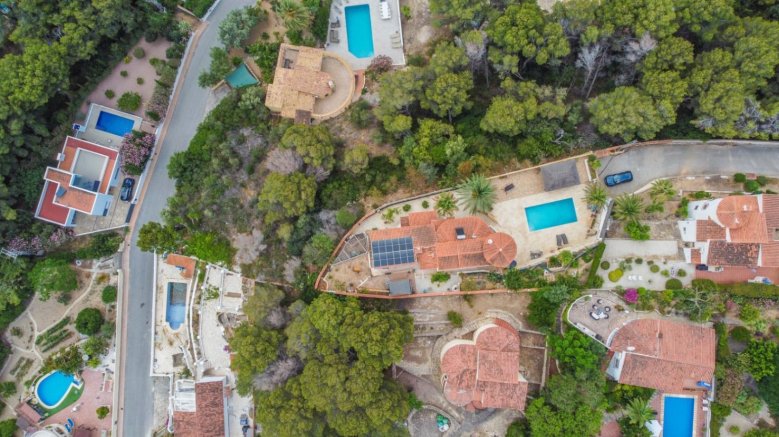 Beautiful villa for sale near the sea and golf in Moraira.
