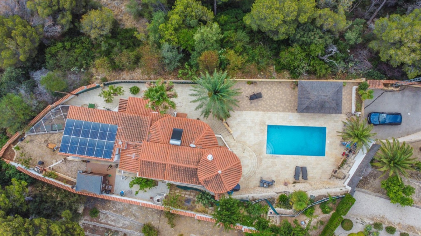Beautiful villa for sale near the sea and golf in Moraira.