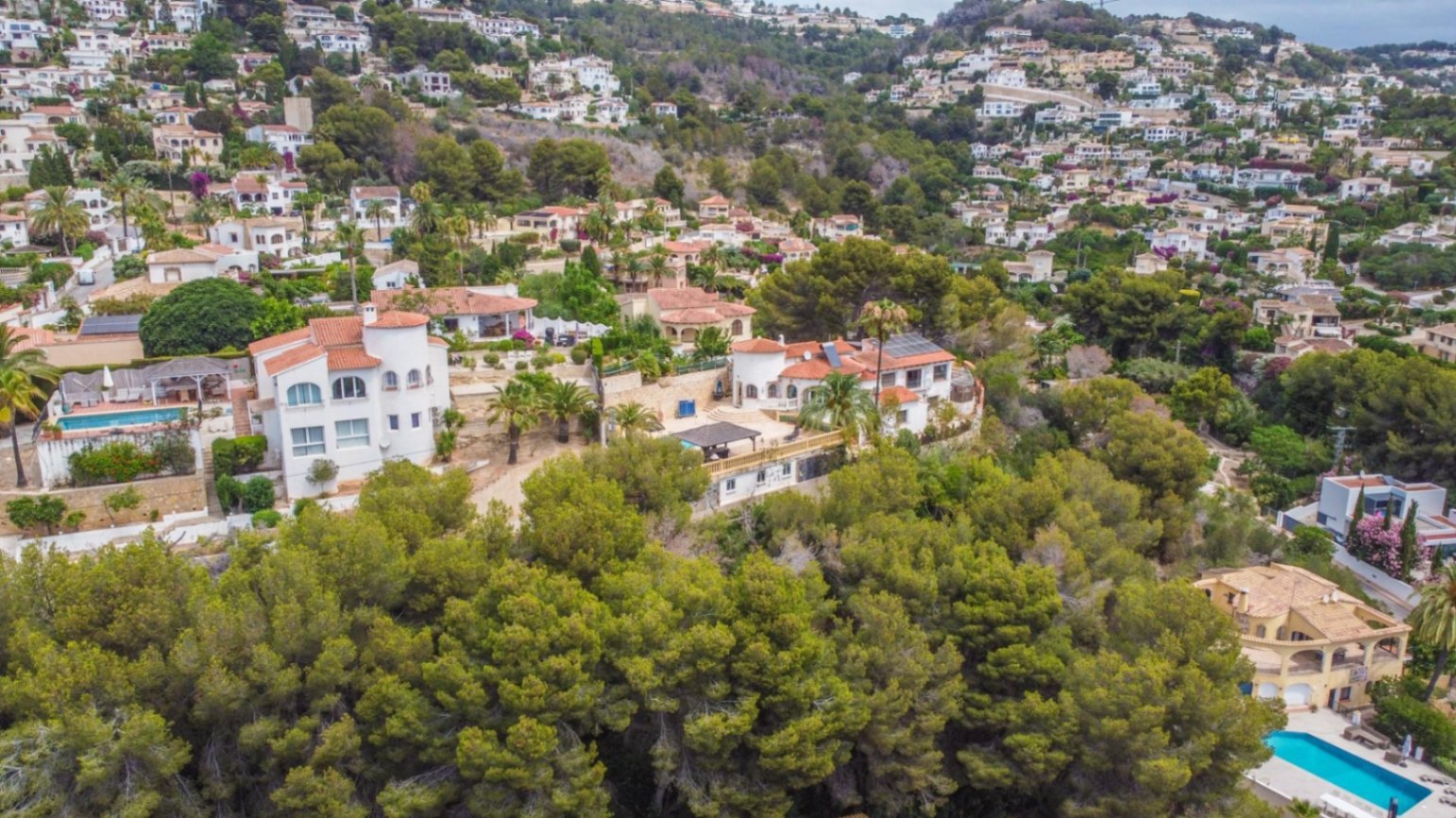 Beautiful villa for sale near the sea and golf in Moraira.