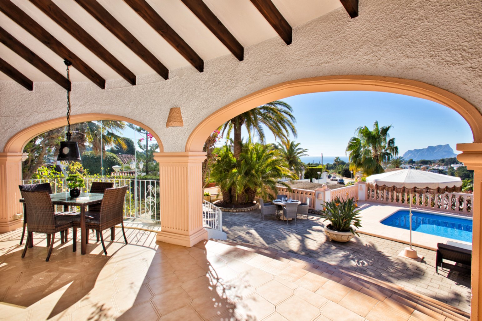 Villa estilo mediterranea con vistas al mar y jardin en Moraira 