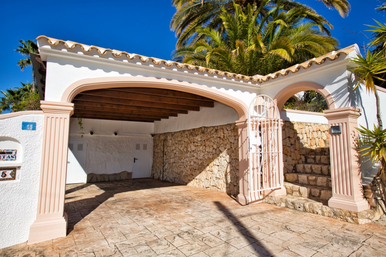 Villa estilo mediterranea con vistas al mar y jardin en Moraira 