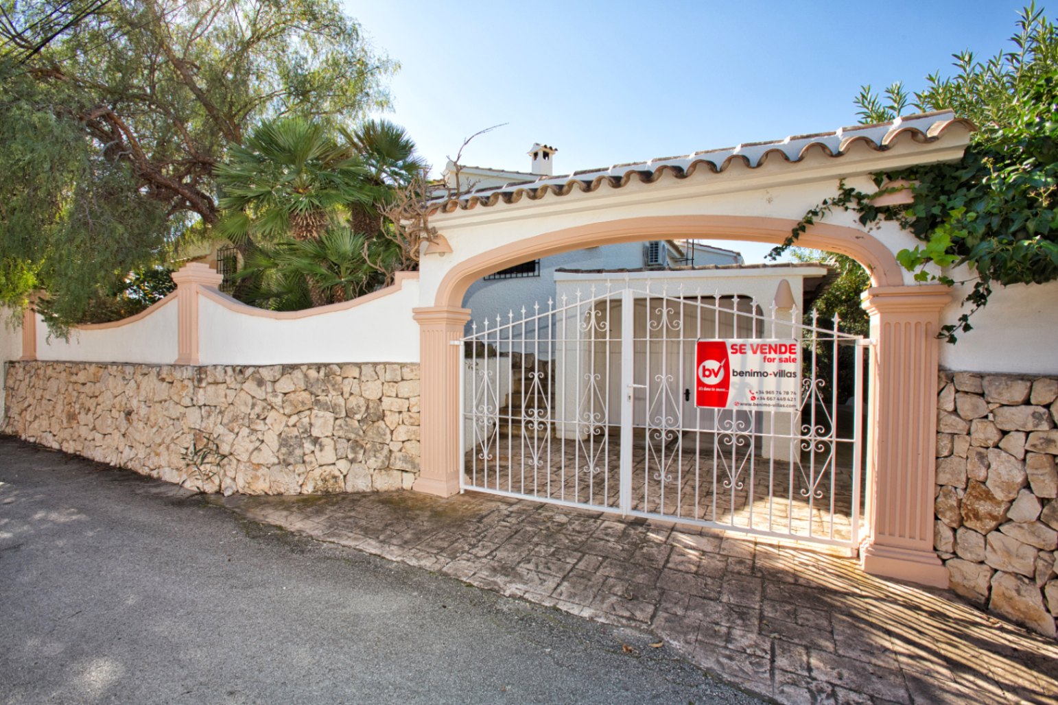 Villa estilo mediterranea con vistas al mar y jardin en Moraira 