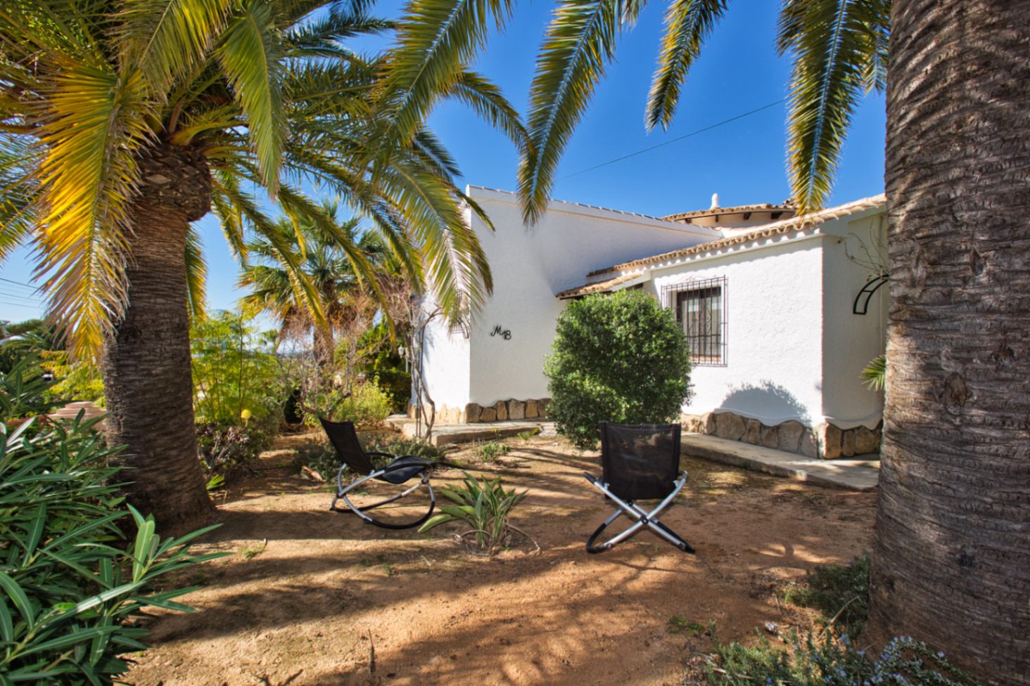 Villa estilo mediterranea con vistas al mar y jardin en Moraira 