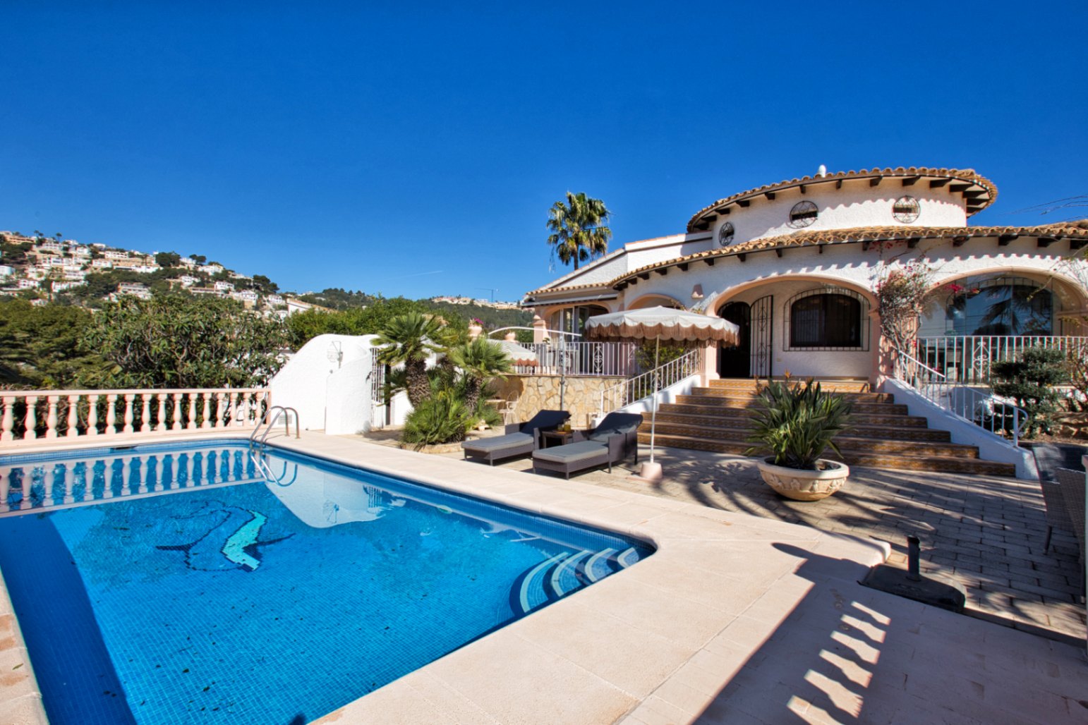 Villa estilo mediterranea con vistas al mar y jardin en Moraira 