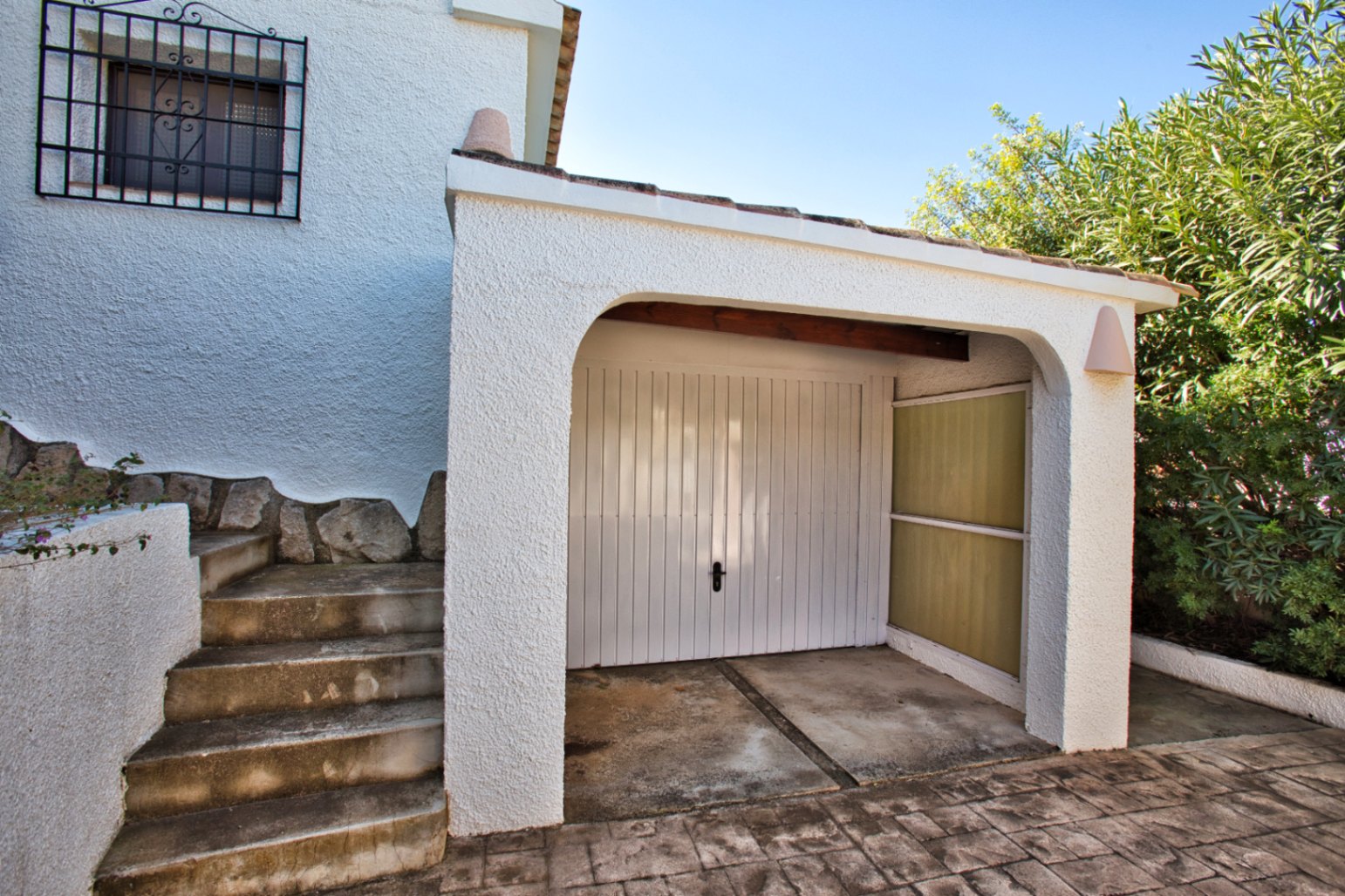 Villa estilo mediterranea con vistas al mar y jardin en Moraira 