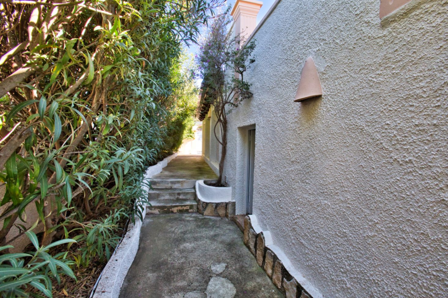 Villa estilo mediterranea con vistas al mar y jardin en Moraira 