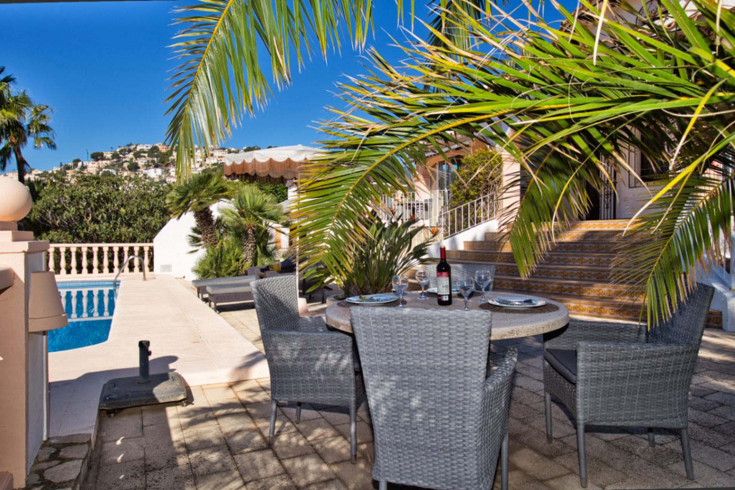 Villa estilo mediterranea con vistas al mar y jardin en Moraira 