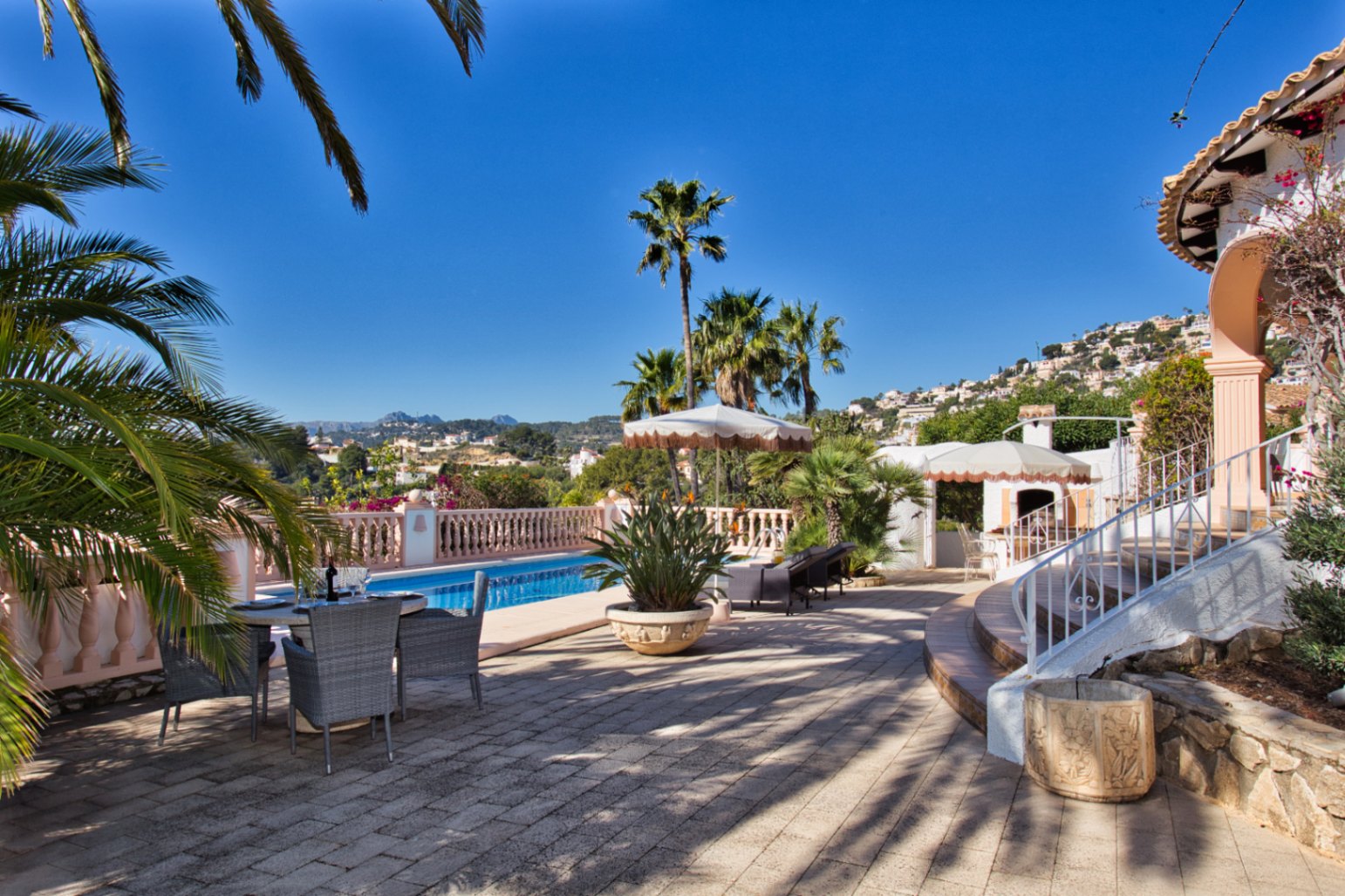 Villa estilo mediterranea con vistas al mar y jardin en Moraira 
