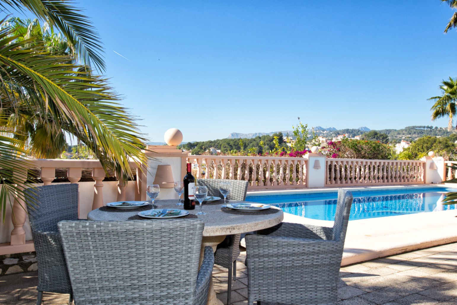 Villa estilo mediterranea con vistas al mar y jardin en Moraira 