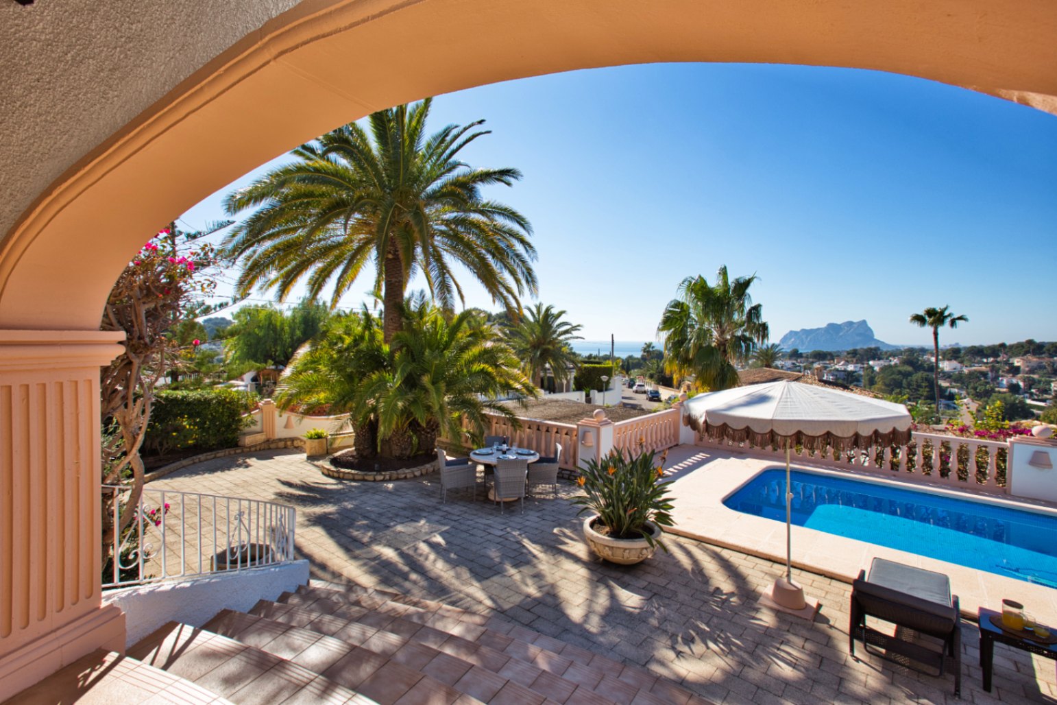 Villa estilo mediterranea con vistas al mar y jardin en Moraira 
