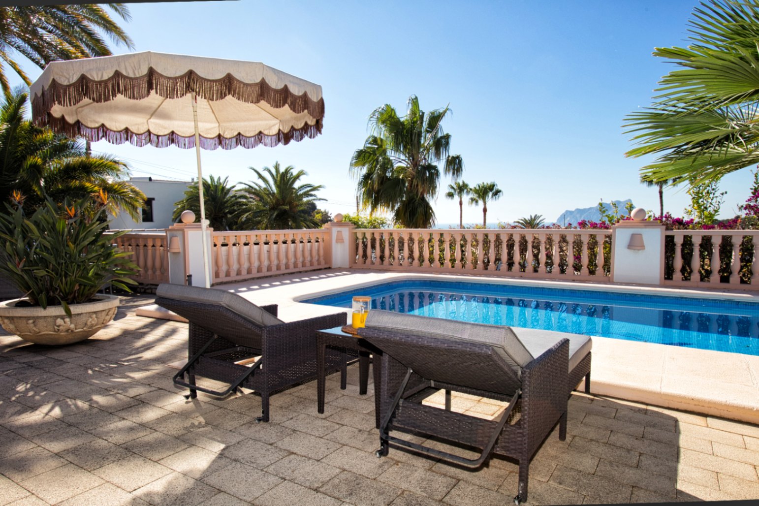 Villa estilo mediterranea con vistas al mar y jardin en Moraira 
