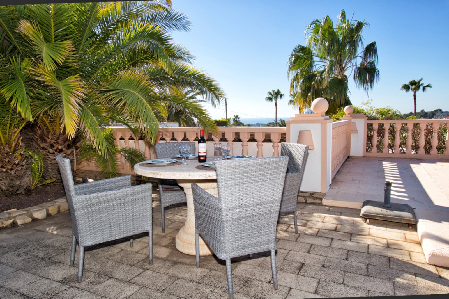 Villa estilo mediterranea con vistas al mar y jardin en Moraira 
