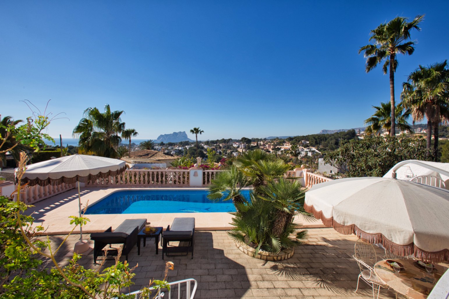 Villa estilo mediterranea con vistas al mar y jardin en Moraira 