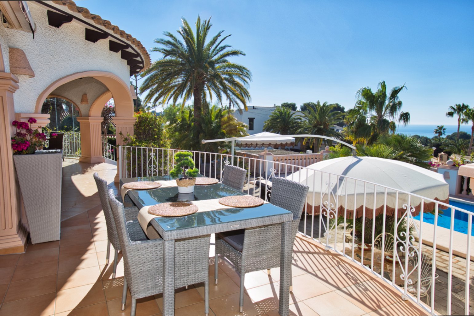 Villa estilo mediterranea con vistas al mar y jardin en Moraira 