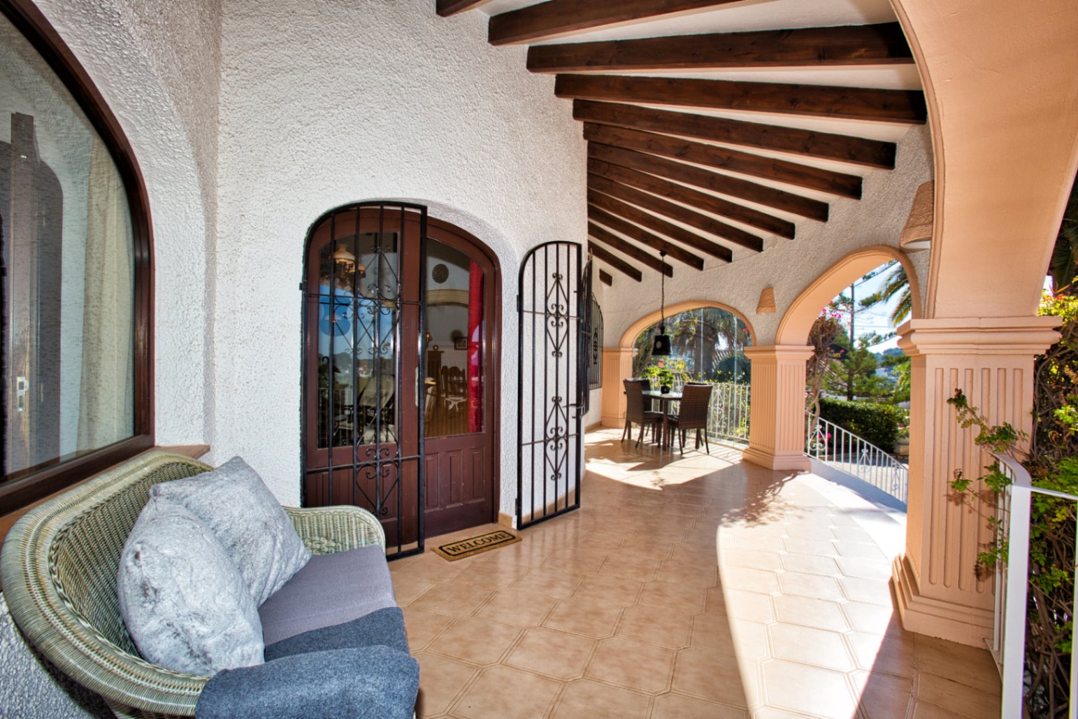 Villa estilo mediterranea con vistas al mar y jardin en Moraira 