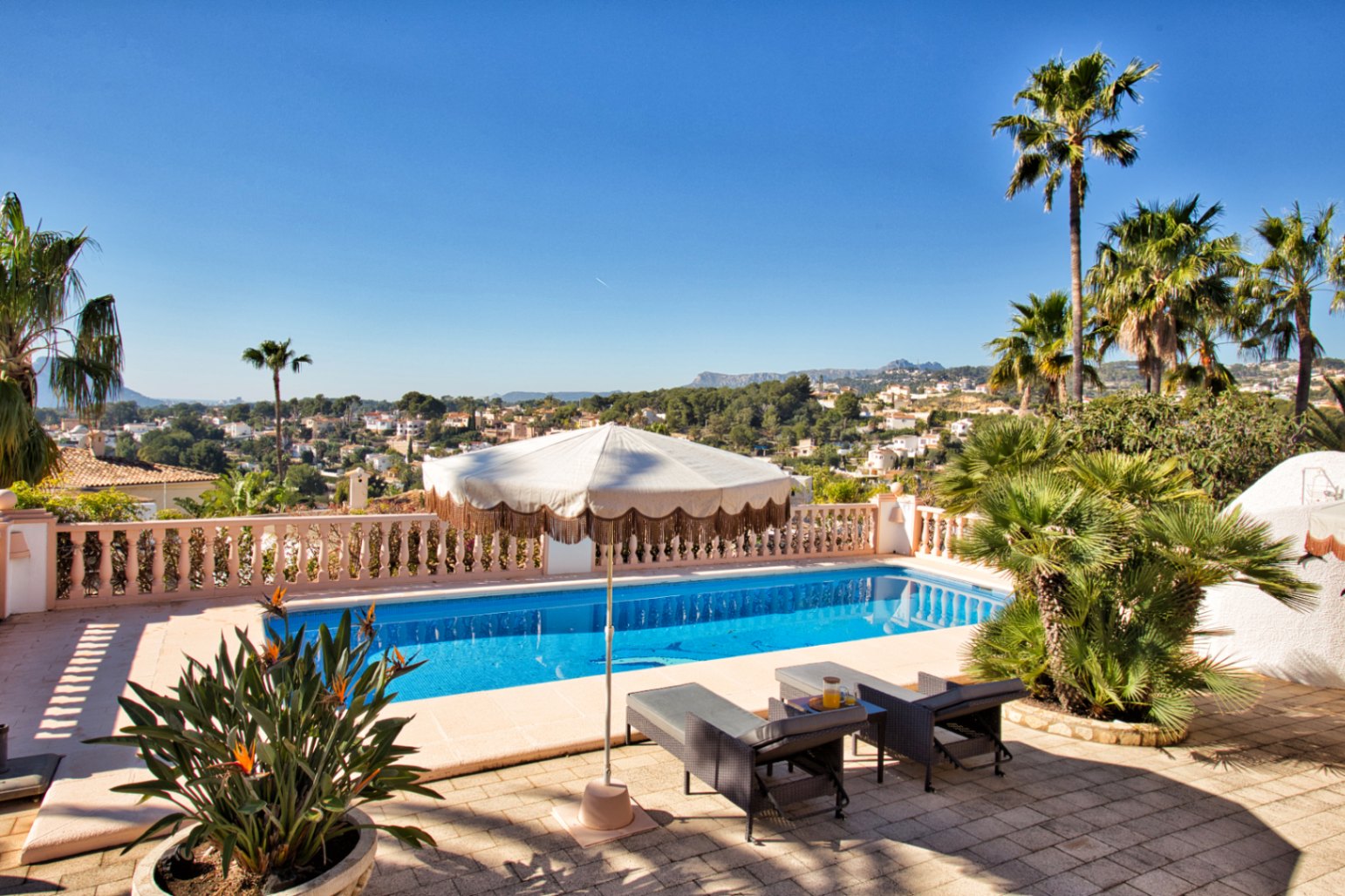 Villa estilo mediterranea con vistas al mar y jardin en Moraira 