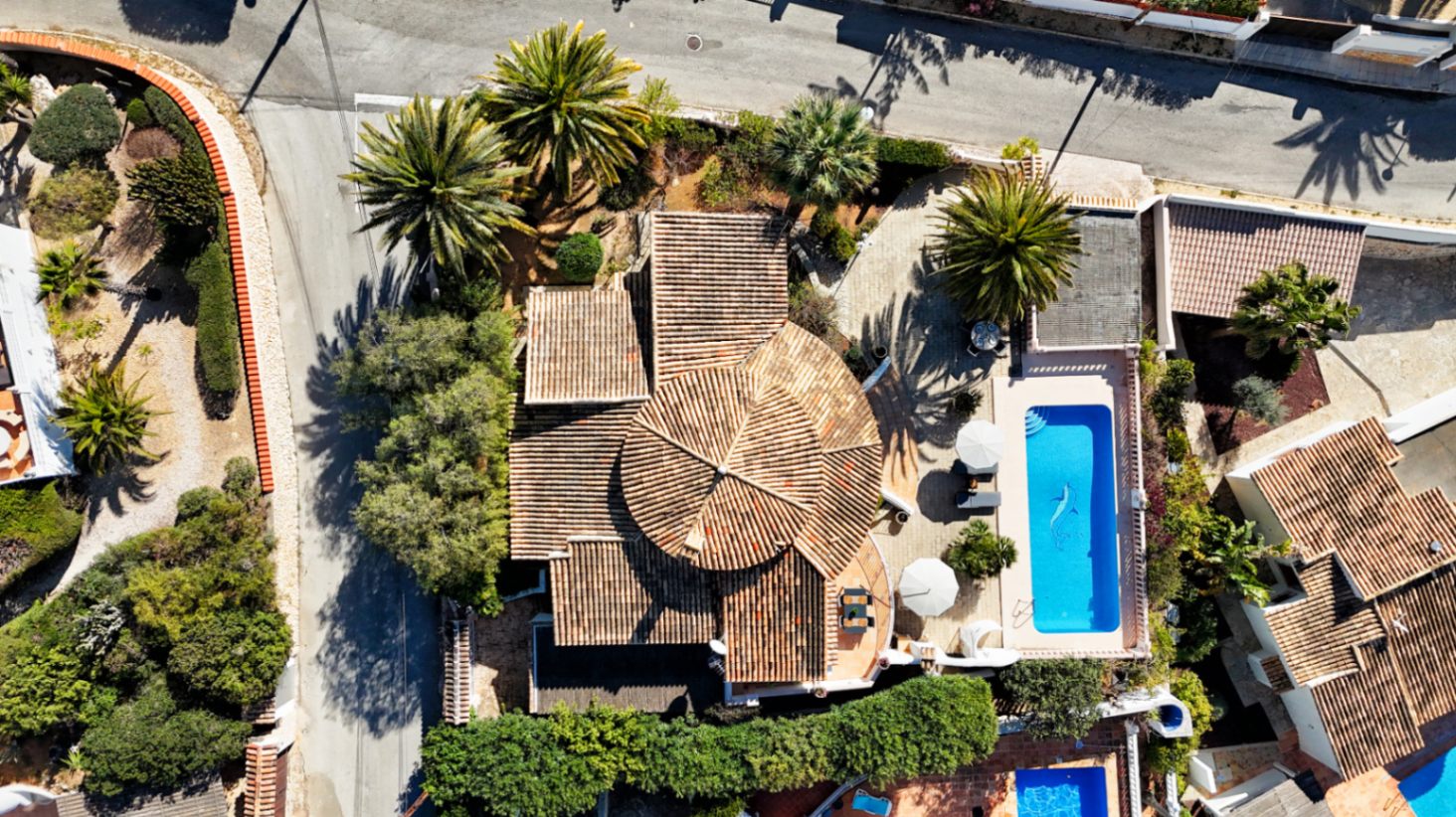 Villa estilo mediterranea con vistas al mar y jardin en Moraira 