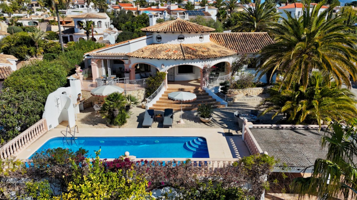 Villa estilo mediterranea con vistas al mar y jardin en Moraira 