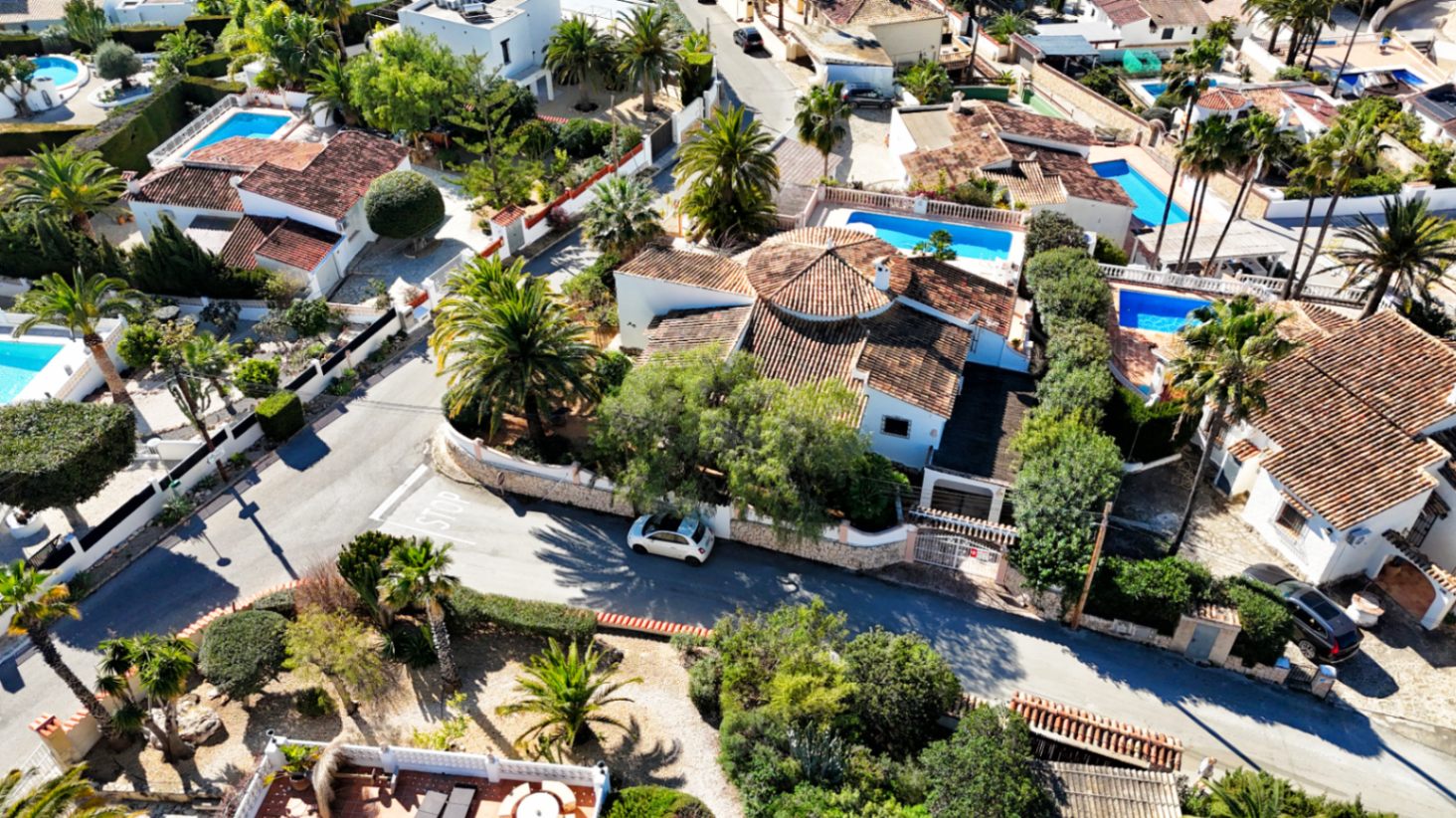 Villa estilo mediterranea con vistas al mar y jardin en Moraira 