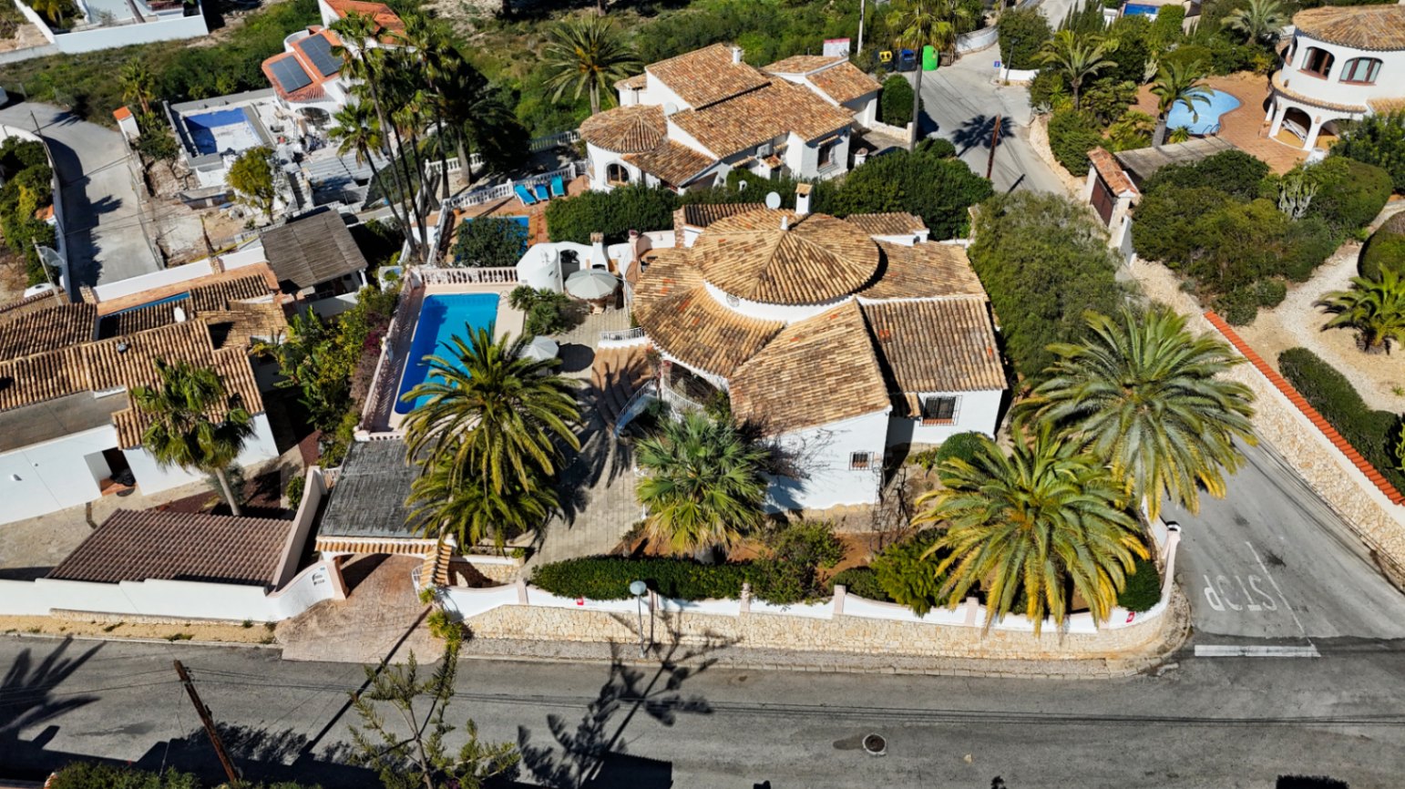 Villa estilo mediterranea con vistas al mar y jardin en Moraira 