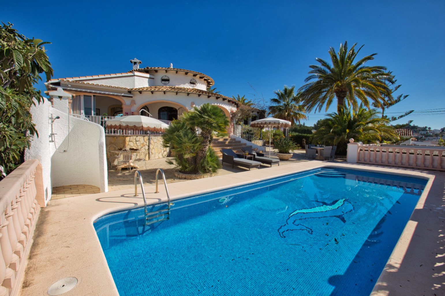 Villa estilo mediterranea con vistas al mar y jardin en Moraira 