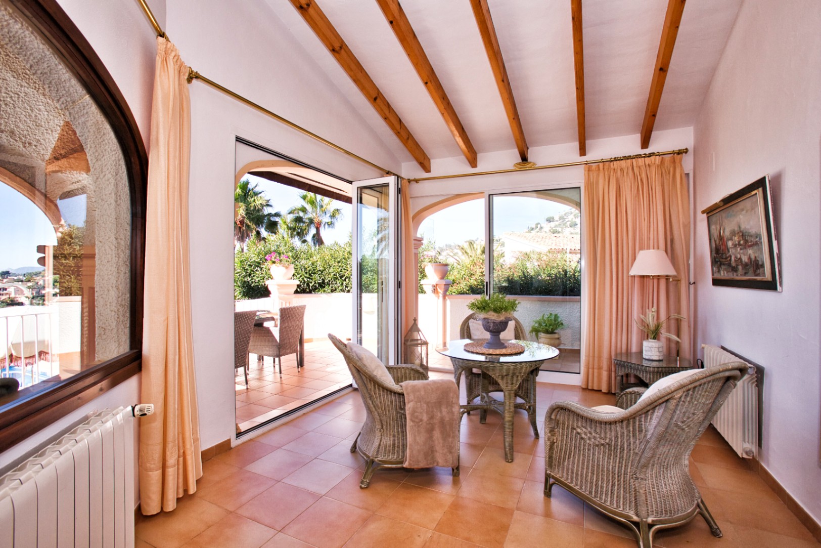 Villa estilo mediterranea con vistas al mar y jardin en Moraira 