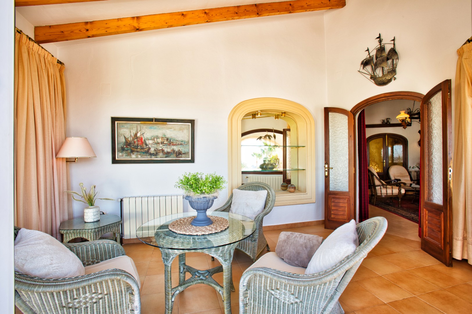 Villa estilo mediterranea con vistas al mar y jardin en Moraira 