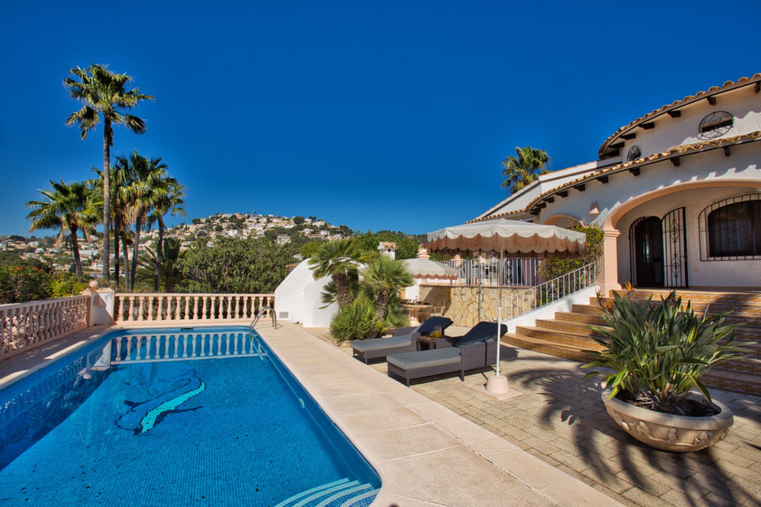 Villa estilo mediterranea con vistas al mar y jardin en Moraira 