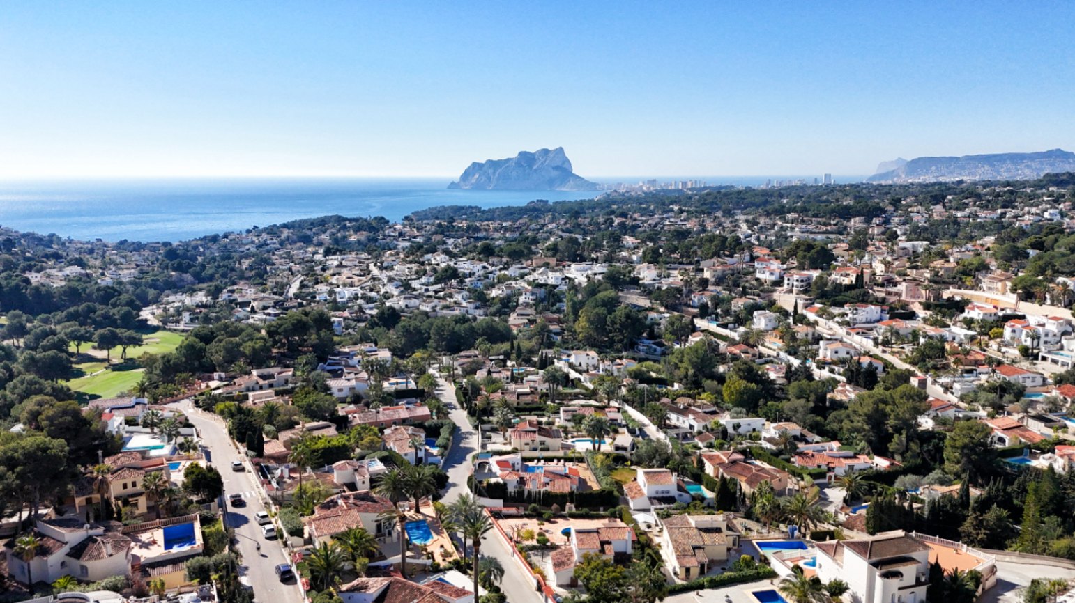 Villa estilo mediterranea con vistas al mar y jardin en Moraira 