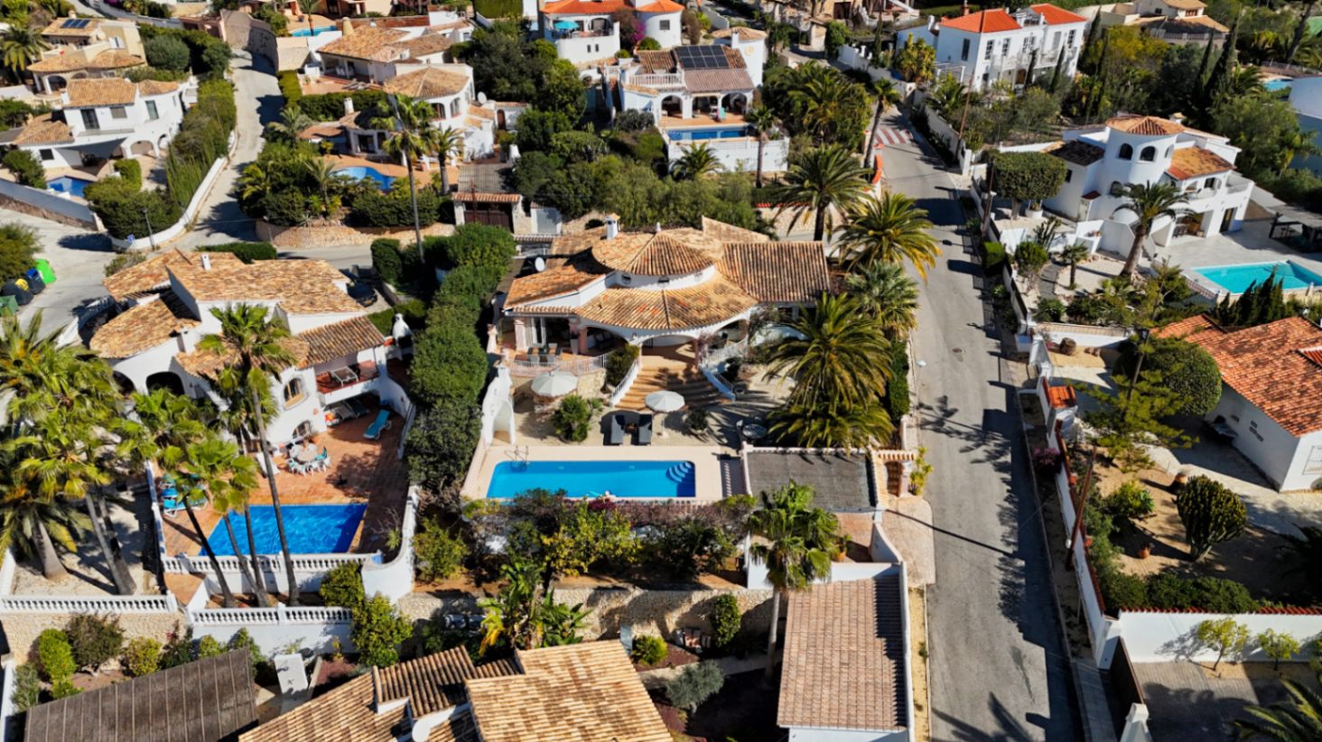Villa estilo mediterranea con vistas al mar y jardin en Moraira 